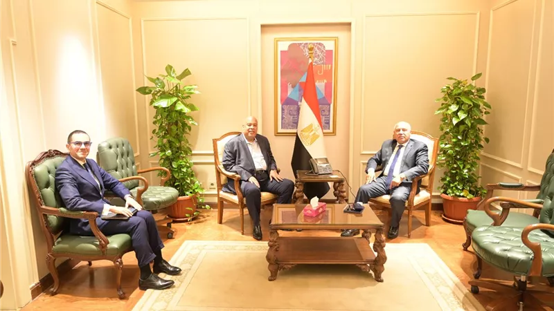 نائب رئيس مجلس الوزراء للتنمية الصناعية وزير الصناعة والنقل ووزير الاستثمار والتجارة الخارجية يبحثان مع رئيس غرفة القاهرة التجارية آليات النهوض بصناعة الحديد والصلب في مصر