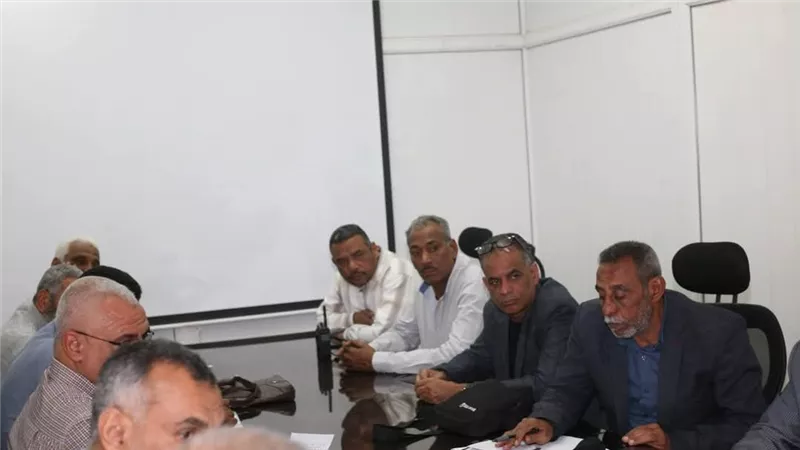 رئيس جامعة جنوب الوادى يعقد اجتماعا مع اللجنة المنظمة للدورة العربية الـ 19 لخماسيات كرة القدم|صور