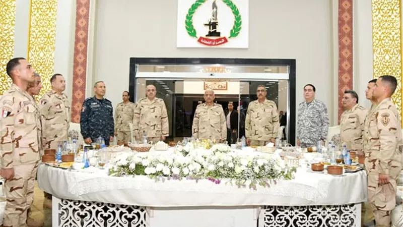 القائد العام للقوات المسلحة يشارك مقاتلي الجيش الثاني الميداني تناول الإفطار