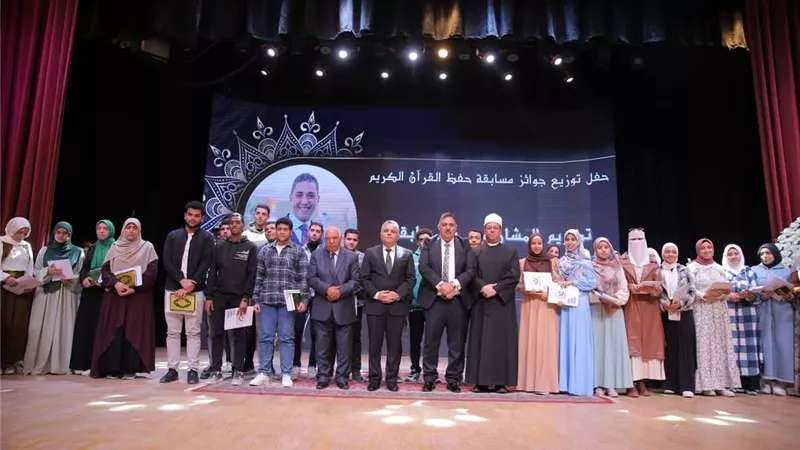 توزيع جوائز مسابقة حفظ القرآن على جائزة عبدالرحمن عزالدين بجامعة السويس