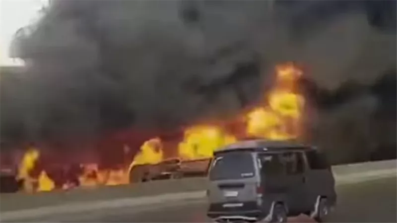 بالأسماء.. إصابة 13 شخصا في حريق مخزن أخشاب بالمحلة الكبرى