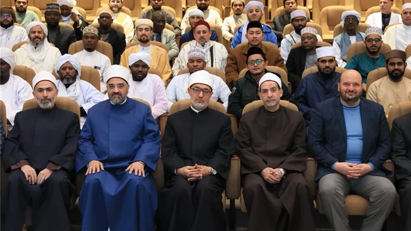 مفتي الجمهورية يستقبل وفدًا من 7 دول ويؤكد: دار الإفتاء منارة للوسطية