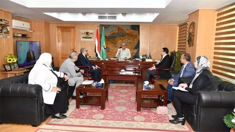 محافظ الفيوم يناقش آليات الاستثمار الأمثل في القطاع الزراعي بأراضي أملاك الدولة
