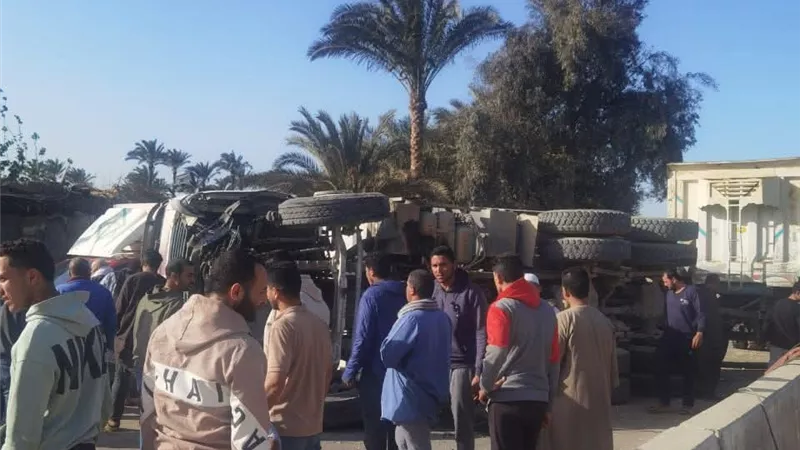 إصابة شخصين في انقلاب سيارة نقل بطريق مصر - أسيوط الزراعي بالعياط 