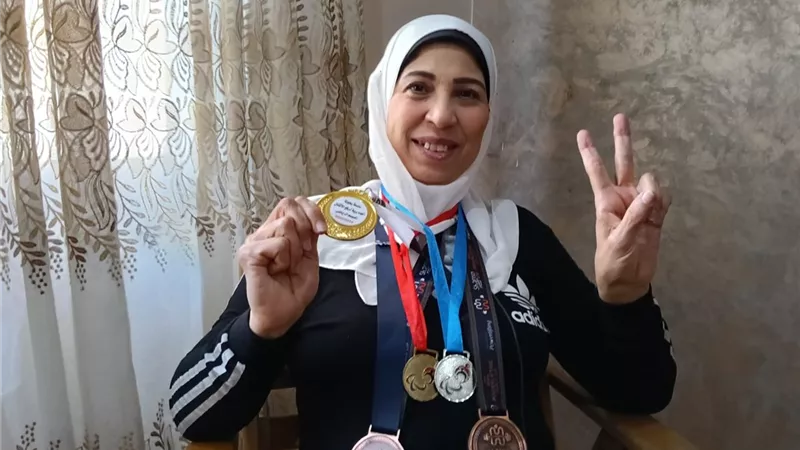 معلمتها تسببت في بتر ساقيها.. سهام علي تحدت الظروف وتحولت من طفلة معاقة إلى بطلة العالم في رفع الأثقال