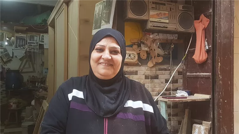 «أم رحاب» المرأة الحديدية.. أول سيدة تعمل بالنجارة في الفيوم | خاص