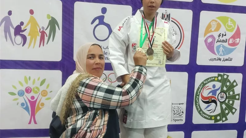 النور مكانه في القلوب.. قصة رحمة أحمد بطلة الكاراتيه التي تحدت الإعاقة البصرية بحفظ القرآن الكريم 