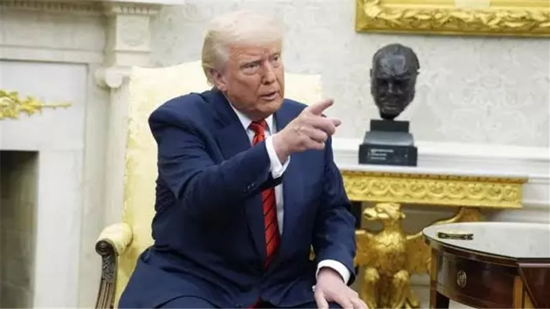 ترامب يهدد بوقف التمويل الحكومي لإذاعة وتليفزيون 