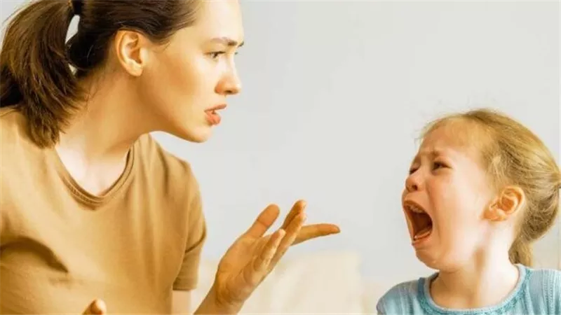 كيف تتعاملين مع مواقف الإحراج التي يسببها أطفالك في التجمعات؟ خبيرة اتيكيت توضح 