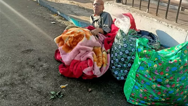 ابنته تكشف التفاصيل.. العثور على مسن أمام مسجد بالسويس: اخواته رموه وطردوه خارج المدينة