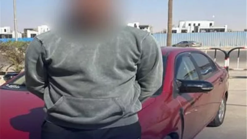 باشا مصر.. طالب يقود سيارة منتهية التراخيص وطمس لوحاتها في القاهرة