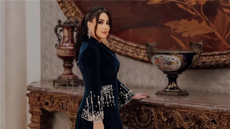 بقفطان كحلي قطيفة..بوسي تتألق في أحدث جلسة تصوير|صور