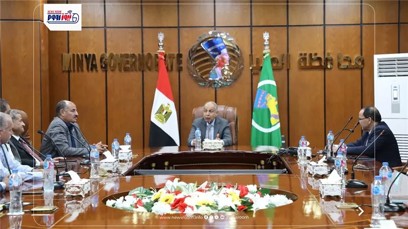 استعدادا للعام الجديد.. محافظ المنيا يعقد اجتماعًا مع مديري الإدارات التعليمية
