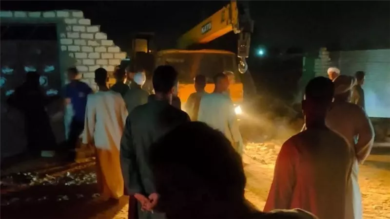 الصور الأولى للحظة إنقاذ شاب سقط في بئر عمقه 10 أمتار بقنا