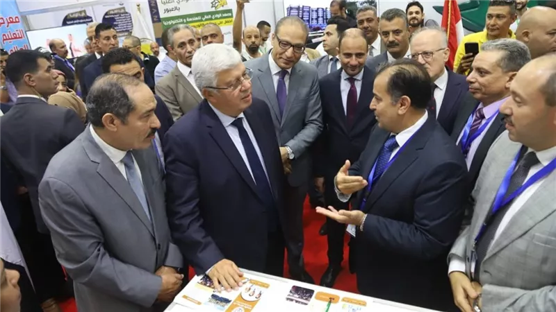وزير التعليم العالي يتفقد جناح جامعة جنوب الوادي 