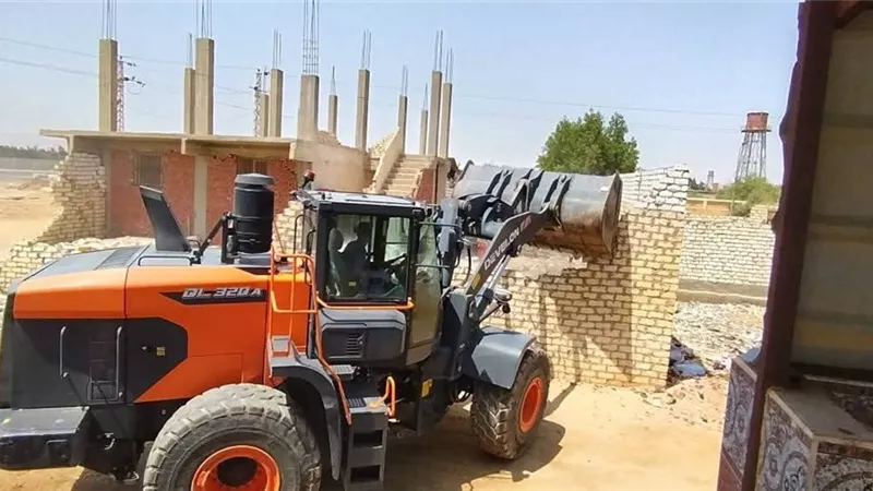 حملة مكبرة في السويس لإزالة التعديات على الأراضي بالبناء دون تصريح