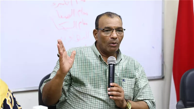 بمركز التطوير.. الشيخ منتصر الأكرت يدرب الوافدين على المقامات الصوتية 