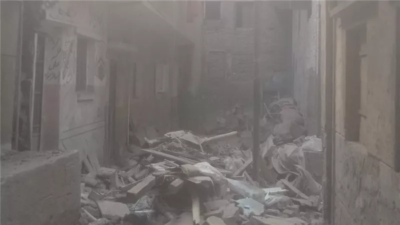 أهالي قليوب يستغيثون بالمحافظ بعد انهيار منزل وتضرر آخرين بسبب أعمال حفر غامضة