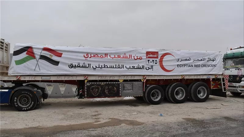 في يومها الـ14.. الهلال الأحمر يدفع بـ100 ألف سلة غذائية إلى العزة