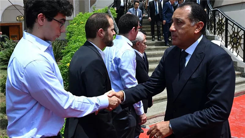 رئيس الوزراء يشهد صلاة الجنازة ويؤدي واجب العزاء في الدكتورعلي المصيلحي