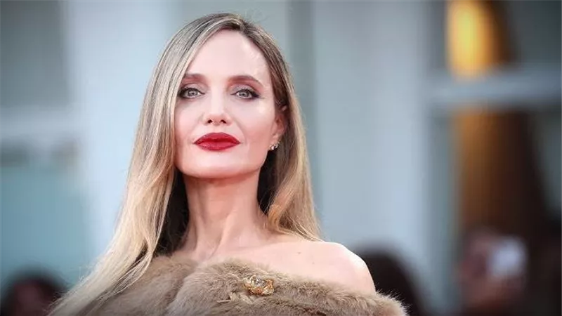 أنجلينا جولي تستعد لبيع منزلها التاريخي لمغادرة لوس أنجلوس 