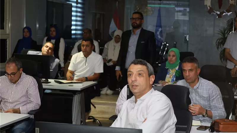 محافظ السويس يتابع أعمال النظافة عبر الشبكة الوطنية للطوارئ لضمان بيئة نظيفة 