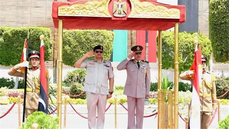 رئيس أركان حرب القوات المسلحة يهنئ صدام خليفة حفتربتعيينه نائباً للقائد العام 