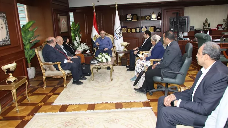 محافظ بني سويف يناقش آليات تعزيز قدرات الإدارة المحلية مع مسؤولى معهد التخطيط