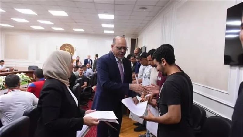 وزير العمل يُسلم 93 عقد عمل لكوادر مصرية للعمل في البوسنة والإمارات والأردن