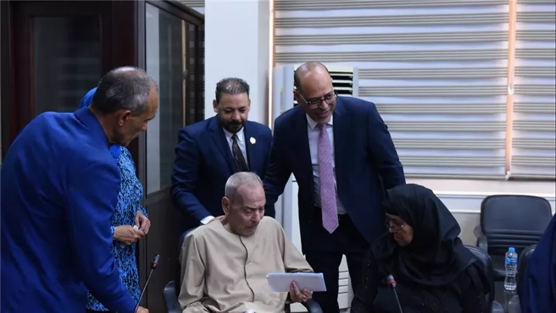 وزيرالعمل يُسلم بطاقات بنكية gمُستحقي المعاشات التقاعدية العراقية