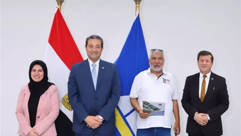محافظ دمياط يسلم عقود تقنين أراضي الدولة للمواطنين 