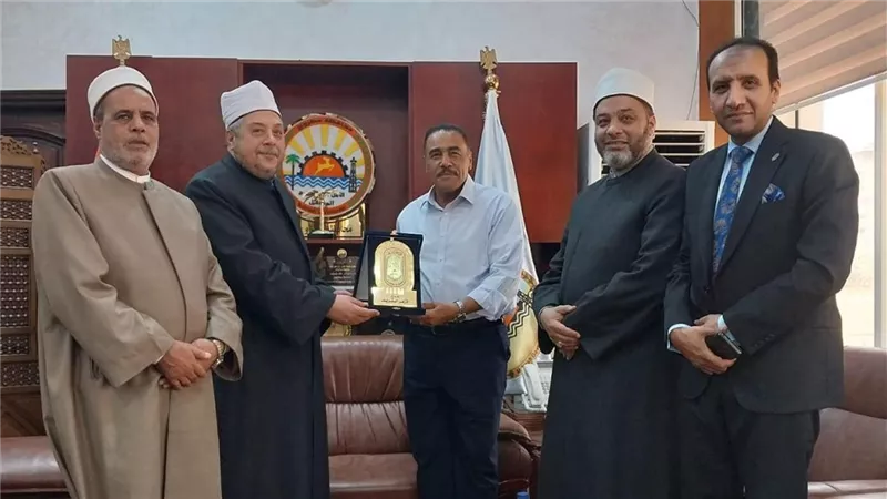 لتعزيز التعاون.. رئيس قطاع المعاهد الأزهرية يلتقي محافظ مطروح