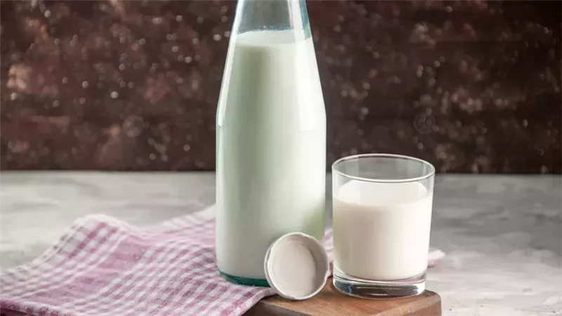 مخاطر الإفراط في تناول الحليب وتأثيراته على صحة الجسم العامة 