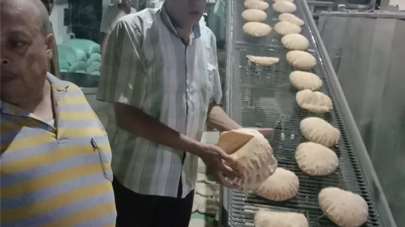 حملات تموينية مكثفة بالبحيرة ضبط 2 طن أسمدة مدعمة قبل بيعهم بالسوق السود  