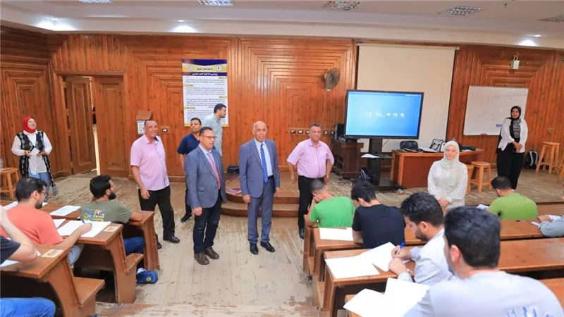 رئيس جامعة كفر الشيخ يتفقد سير امتحانات الفرقة الرابعة بكلية الطب البشري