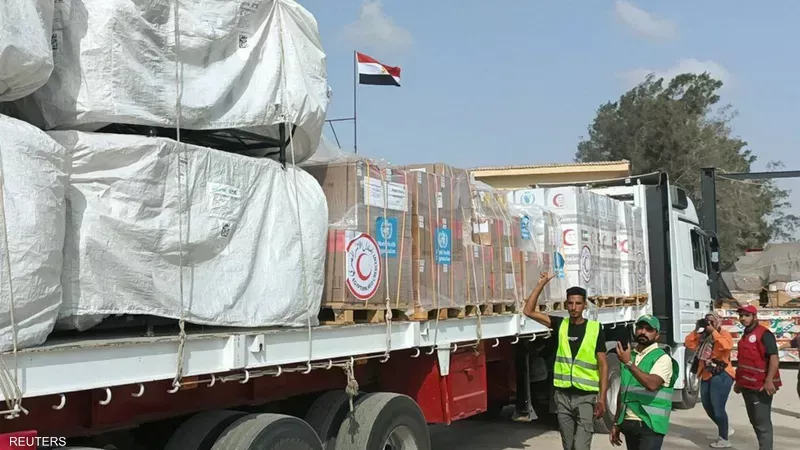 «زاد العزة».. عبد الرازق: عبور 141 شاحنة مساعدات لقطاع غزة 
