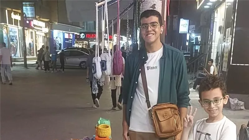 قصة كفاح طالب ثانوى يحلم بالهندسة ويعمل بالمشغولات اليدوية 