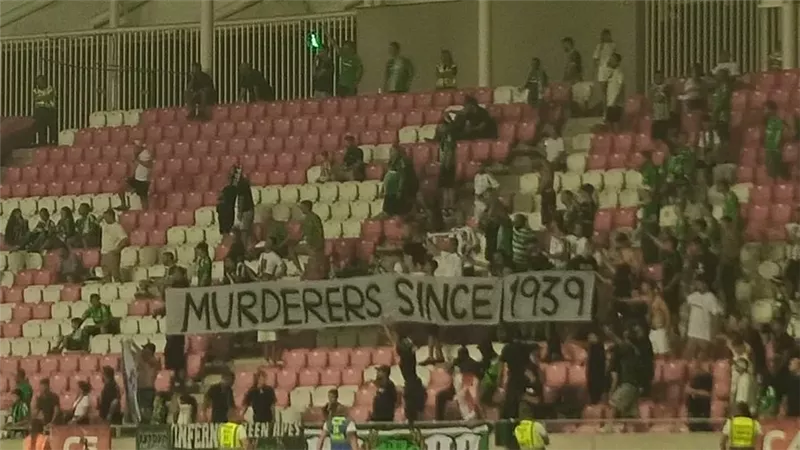 بولنديين يعتدون على مشجعي نادي إسرائيلي خلال مباراة بالدوري الأوروبي (فيديو)