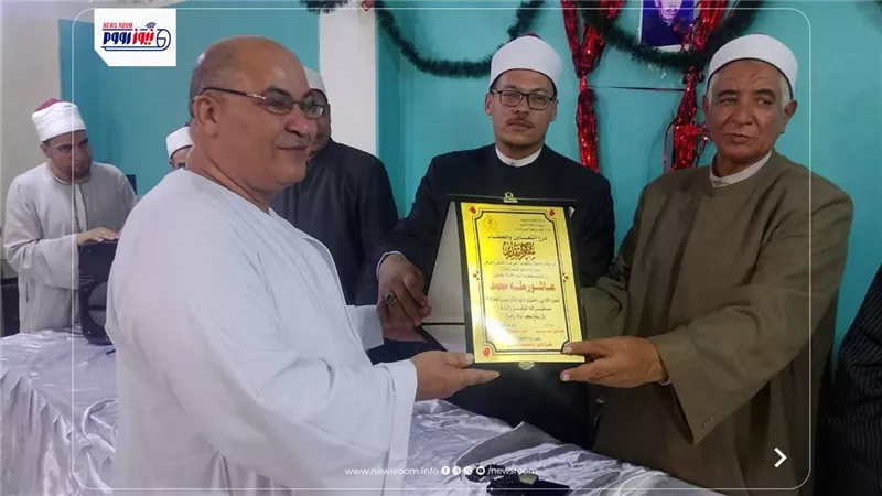 لفتة وفاء إنسانية: أوقاف الفيوم يكرم الشيخ طه عبدالله محمد لبلوغه سن المعاش
