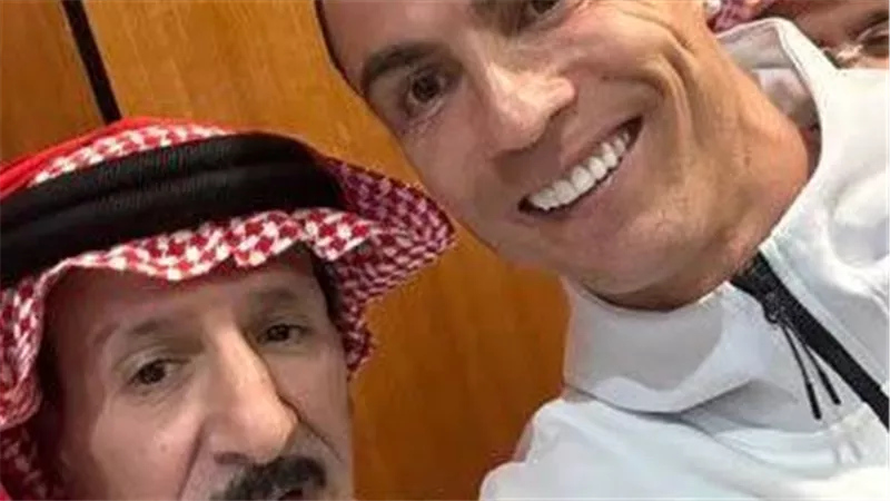 إعلامي سعودي يهدي كريستيانو رونالدو 
