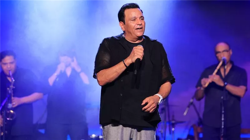 على مسرح سوكسيه .. محمد فؤاد يتألق ويمتع جمهوره في حفله بالعلمين