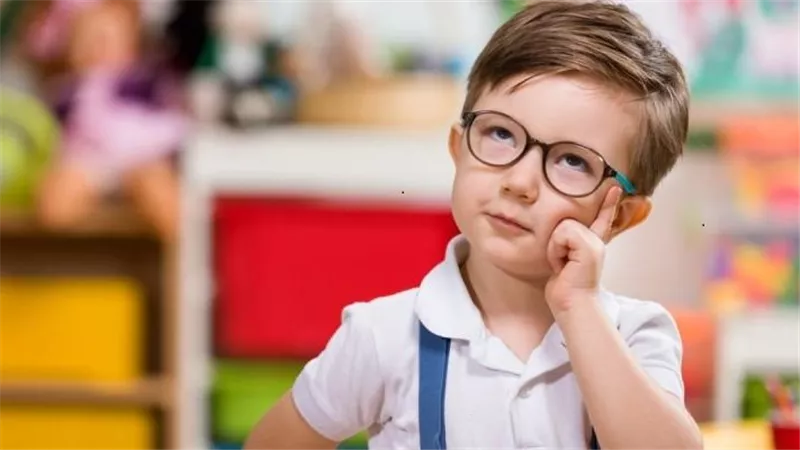 كيف تكتشف الأم ذكاء الطفل من تصرفاته اليومية..إشارات نمو وذكاء مبكر 