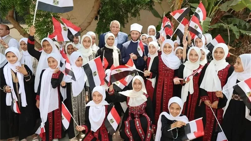 أطفال شمال سيناء من حفظة القرآن يستقبلون وزير الأوقاف بالورود والأعلام