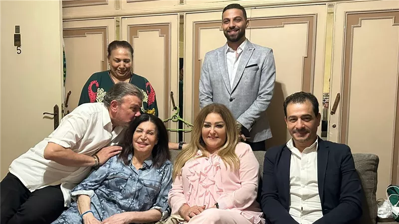بعد استغاثتها..وفد من وزارتي الثقافة والمهن التمثيلية يزوران نجوى فؤاد بمنزلها