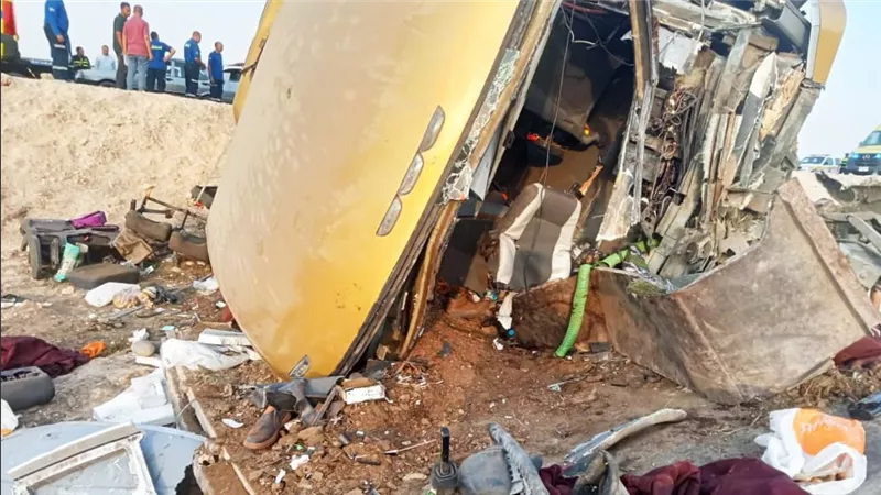 جثتان و31 مصابا.. محافظ أسيوط يتابع حادث انقلاب أتوبيس على الطريق الصحراوي