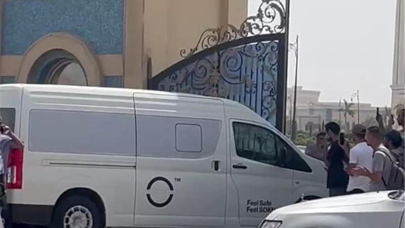 لحظة وصول جثمان مدير التصوير تيمور تيمور لمسجد المشير لبدء صلاة الجنازة 