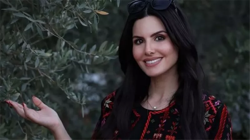 من فلسطين إلى العالم نادين أيوب تتألق بالأزياء التراثية بملكة جمال الكون