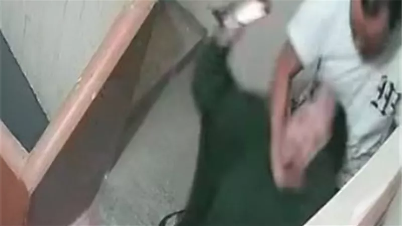 أمن الشرقية يفحص فيديو متداول لشخص يعتدي على سيدة وابنها بطريقة وحشية