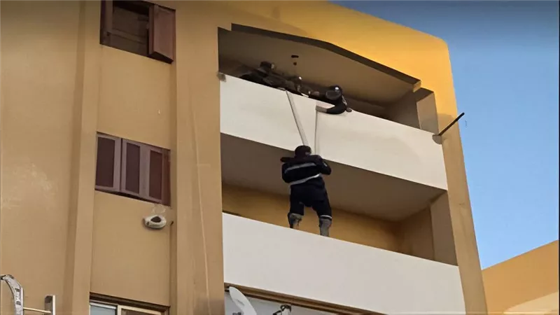 لفتة إنسانية.. أمن السويس ينقذ قطة محجوزة في بلكونة  