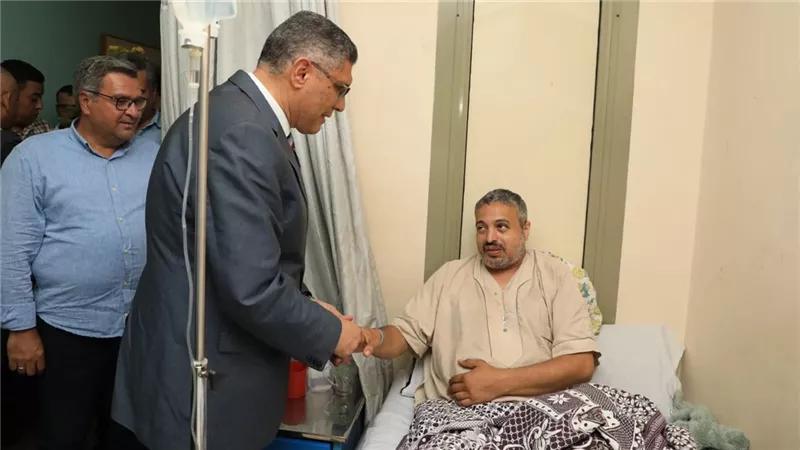 محافظ الجيزة يطمئن على حالة «شهاب» بطل واقعة إنقاذ «فتاة المنيب»